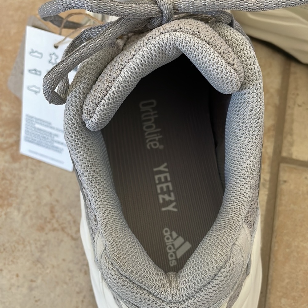 BNWT Yeezy Boost 700 V2 shoes - Picture 3 of 6
